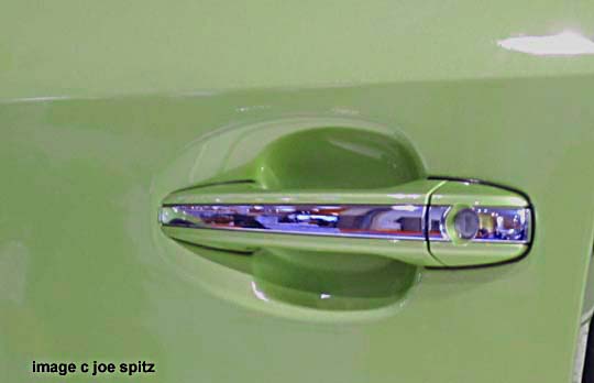 2014 croxxtrek hybrid outside door handle is body colored with chrome strip