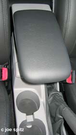 Subaru Forester, sliding armrest with cupholders