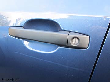 black unpainted door handle on subaru forester