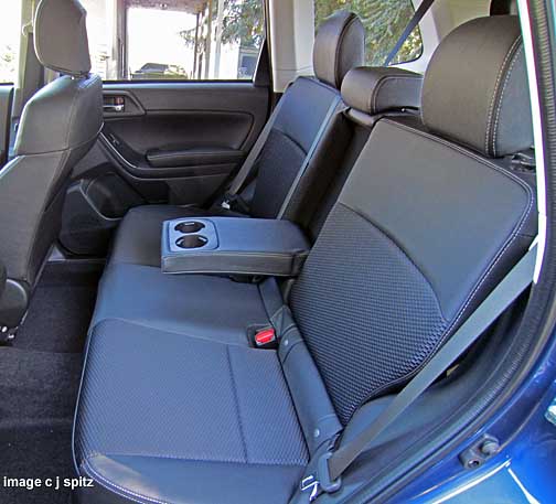 2.0XT PREMIUM rear seat - black cloth with vinyl trim
