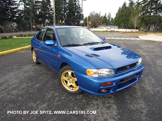 1998 Impreza 2.5RS coupe, world rally blue, gold wheels, non functional hood scoop and grills. Optional side moldings. Photo taken Nov 2016