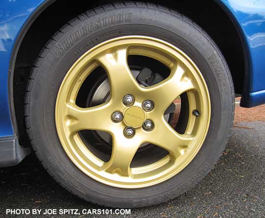 1998 Subaru Impreza 2.5RS 16" gold alloy wheel. Photo taken Nov 2016
