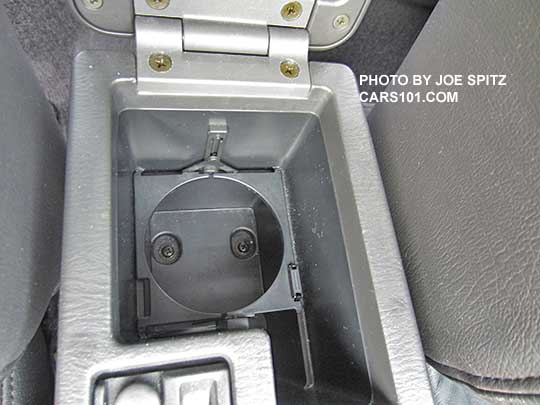 1998 Subaru Impreza 25 RS center armrest folding cupholder is easily broken but this one isn't. Photo taken 11 2016