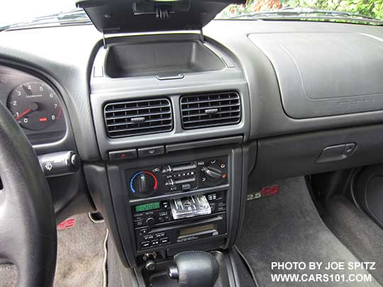 1998 Subaru Impreza 2.5 RS center console with standard cassette player, upper clamshell storage, pull out cup holder,  optional CD player. Swhoen with cassette. photo taken 11/2016