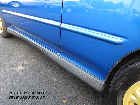 1998 Subaru Impreza 2.5RS standard aero lower rocker panel trim, and optional body side moldings. Rally blue color shown. Photo taken Nov 2016