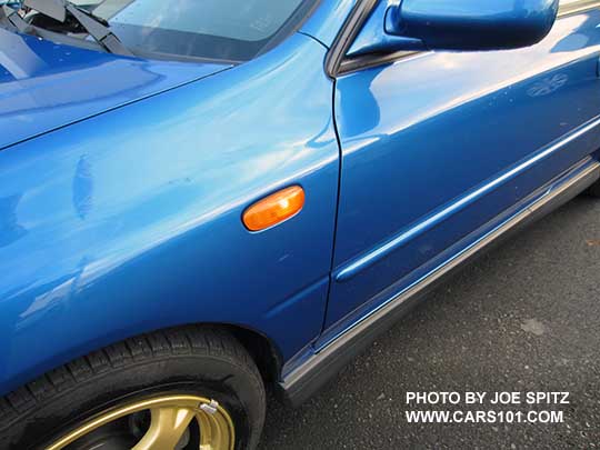 1998 Subaru Impreza 2.5RS side marker turn signal lamp, left side shown, with optional side moldings. Photo taken Nov 2016