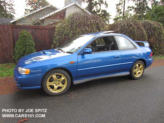 1998 Impreza 2.5RS coupe, world rally blue, rear spoiler, gold wheels, side moldings. Photo taken 11/2016
