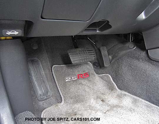 gas and brake pedal and  footrest, and original 2.5RS carpeted floor mat. Photo taken 11/2016.