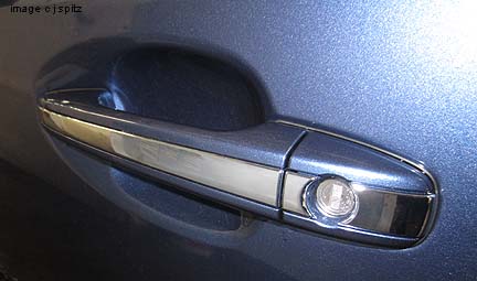 2012 impreza 2.0i limited door handle, body colored with chrome strip