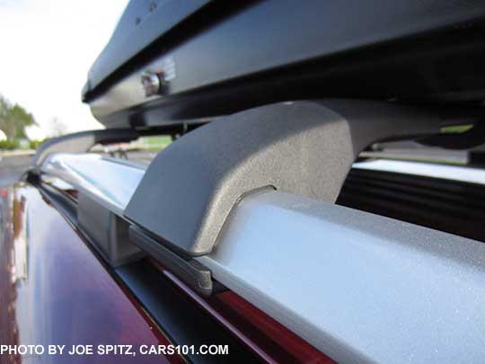 closeup of the 2017 Subaru Impreza Premium and Limited 5 door silver roof rail and aero cross bar