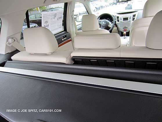 the rear seats recline independently