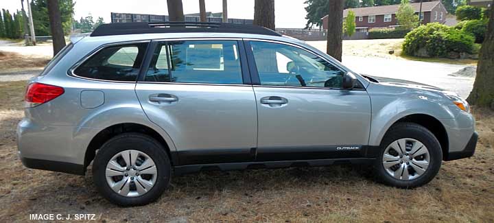 2013 subaru 2.5i outback 2.5i base model, ice silver color