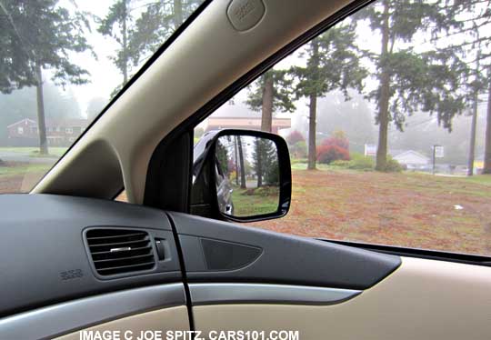 2014 subaru tribeca has oversized outside mirrors, heated, with turn signals